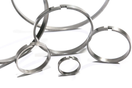 Step gap piston plunger wear rings for die casting machines